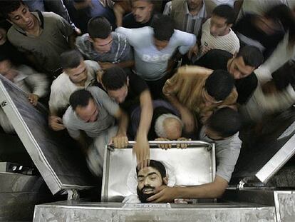 Entierro en Beit Lahiay, en la franja de Gaza, de un miliciano palestino muerto durante una operación militar israelí.