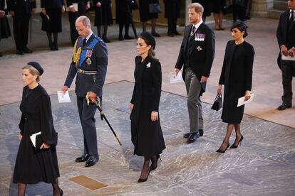 Los príncipes de Gales y los duques de Sussex el miércoles en Londres. En la procesión que sigue la ataúd de la reina Isabel II en Westminster Hall.