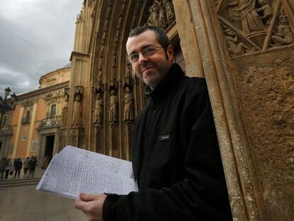 L'historiador Bernat Tomàs Botella, amb còpies de documents de la Inquisició sobre els conversos.