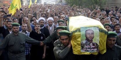 Cientos de hombres participan en el funeral por un miliciano de Hezbol&aacute; ca&iacute;do en Siria, ayer en Beirut. 