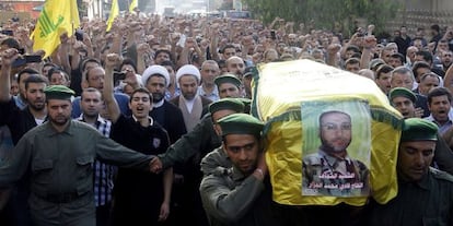 Cientos de hombres participan en el funeral por un miliciano de Hezbolá caído en Siria, ayer en Beirut.