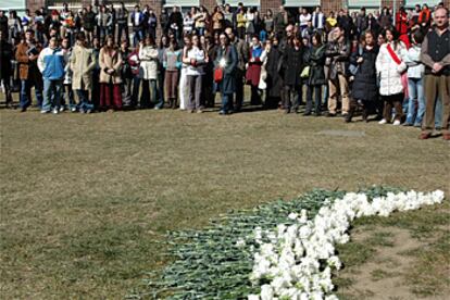 Alumnos de la Universidad de Len depositando flores como recuerdo a las vctimas del 11-M