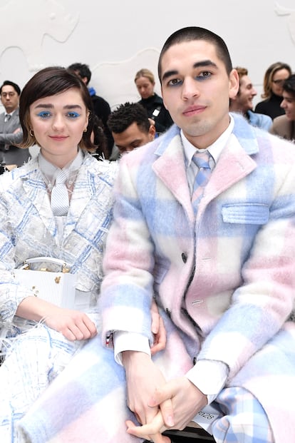 Maisie Williams y Reuben Selby. La actriz de Juego de Tronos y su novio, el empesario Reuben Selby, se plantaron hace unas semanas en el desfile de Thom Browne con estilismos casi idénticos y perfectamente engamados cromáticamente.