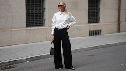 Artículo de EL PAÍS Escaparate sobre unos pantalones anchos para mujer ideales para otoño.