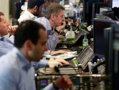 Traders de una firma de inversiones en Londres, esta noche. 