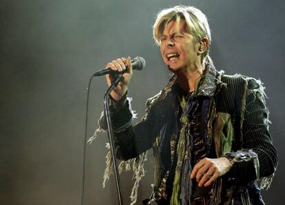 David Bowie actuando en el T&iacute;bet en 2004.