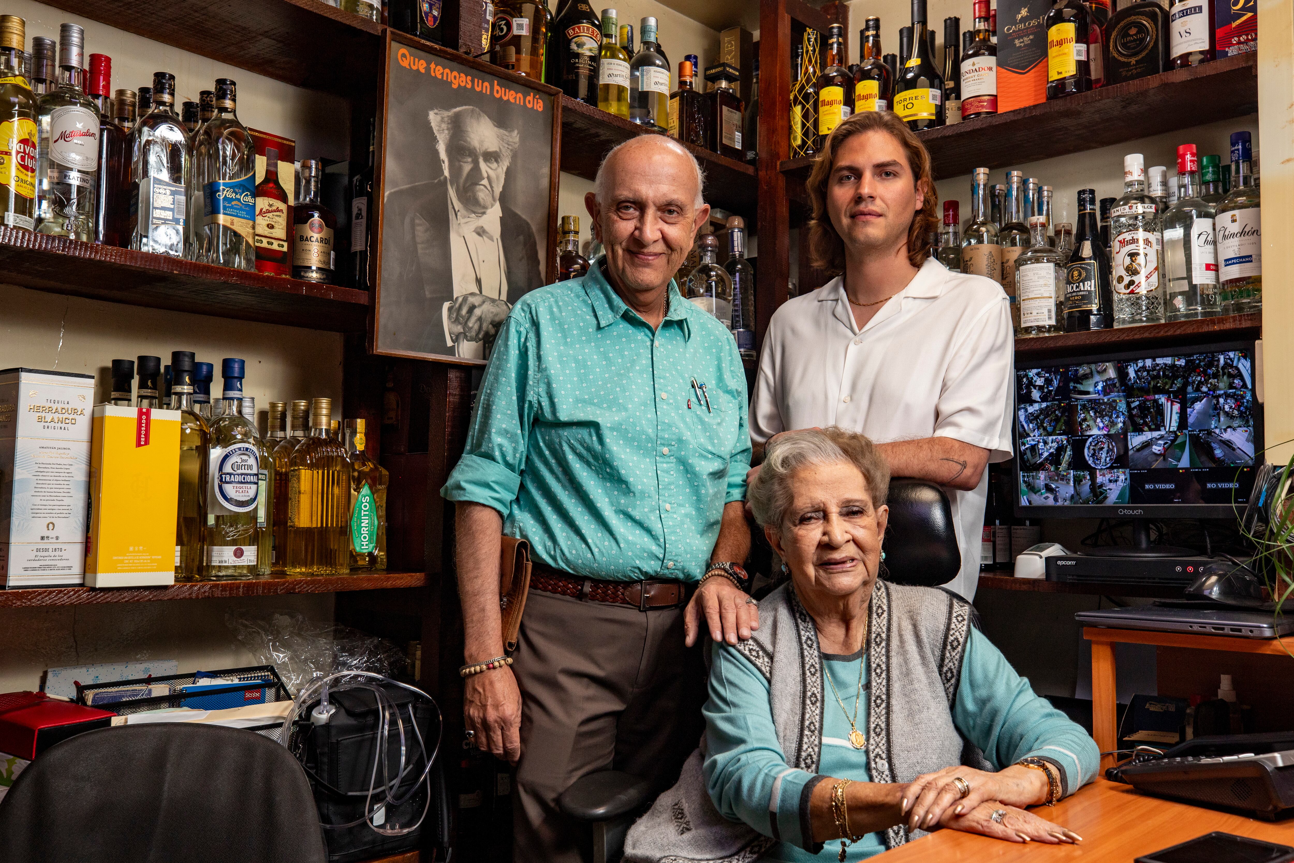 José Manuel y José Ángel del Valle con Amparito Salazar, hijo, nieto y esposa de Don José Ángel del Valle.