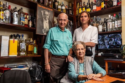 José Manuel y José Ángel del Valle con Amparito Salazar, hijo, nieto y esposa de Don José Ángel del Valle.