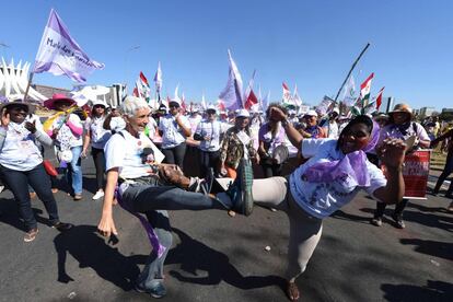 Nesta 6ª edição, o evento teve a participação inédita de delegações de 27 países. “Fomos reforçados por outras organizações ligadas à defesa dos direitos das mulheres, dos índios, de estudantes e de feministas. Em parte esse reforço se explica pela semana expressiva aqui em Brasília, por causa de outras manifestações”, afirmou Mazé Morais, coordenadora geral do movimento, à Agência Brasil