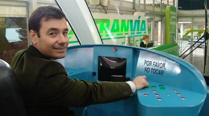 Tomás Gómez, todavía alcalde, en la cabina de mando del tranvía de Parla en 2005.