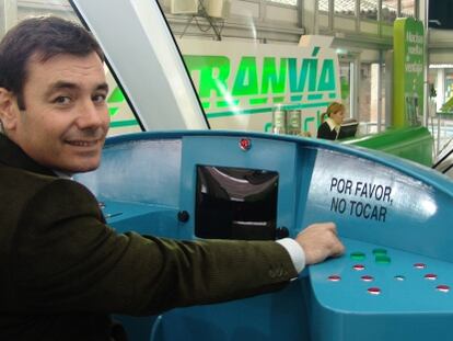 Tom&aacute;s G&oacute;mez, todav&iacute;a alcalde, en la cabina de mando del tranv&iacute;a de Parla en 2005.