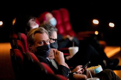 El director Christopher Nolan espera para ver una película en un cine en Burbank, California, este lunes.