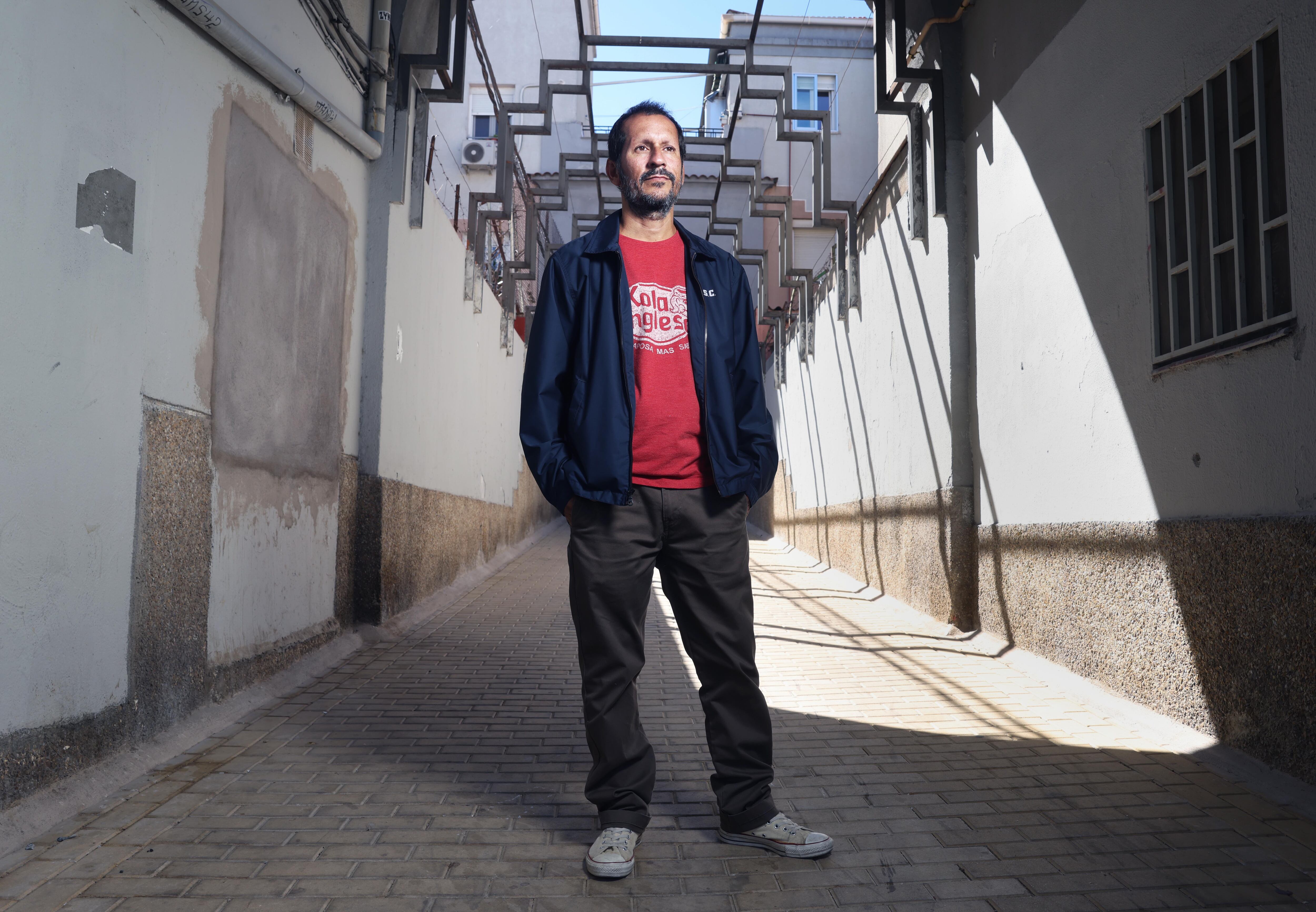 El escritor Sergio Galarza en el barrio de Usera, en Madrid, el 24 de septiembre de 2025.