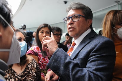 Ricardo Monreal, senador de Morena, conversa con medios de comunicación, este martes en Ciudad de México.