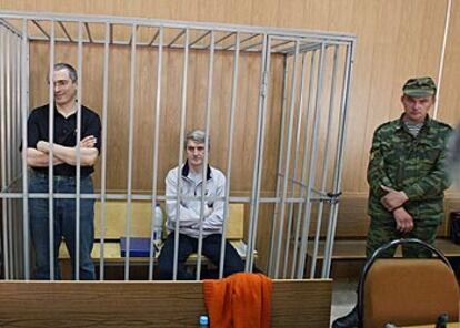 Mijaíl Jodorkovski (izquierda) y Platón Lébedev asisten entre rejas a una vista del juicio contra ellos el pasado jueves.