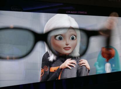 Ginormica, uno de los personajes de <i>Monstruos contra alienígenas, </i>vista a través de unas gafas 3D en el International Consumer Electronics Show en Las Vegas.