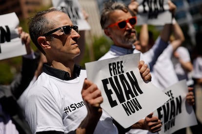 Journalists and members of the Independent Association of Publishers' Employees a rally to call for release of 'Wall Street Journal' reporter Evan Gershkovich.