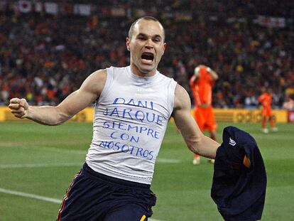 Iniesta celebra el gol del triunfo en la final mostrando una camiseta en homenaje a Dani Jarque.