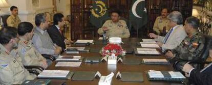 Musharraf, en el centro, preside ayer en Rawalpindi una reunión sobre la rehabilitación de las áreas afectadas por el terremoto de 2005.