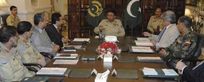 Musharraf, en el centro, preside ayer en Rawalpindi una reunión sobre la rehabilitación de las áreas afectadas por el terremoto de 2005.