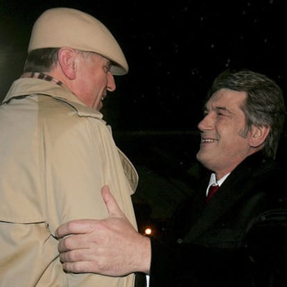 El presidente ucranio, Víktor Yúshenko, a la derecha, saluda al primer ministro checo, Mirek Topolanek, en Kiev.