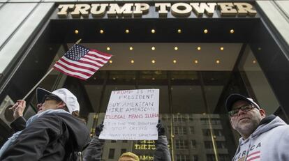 Manifestantes frente a la Torre Trump de Nueva York.