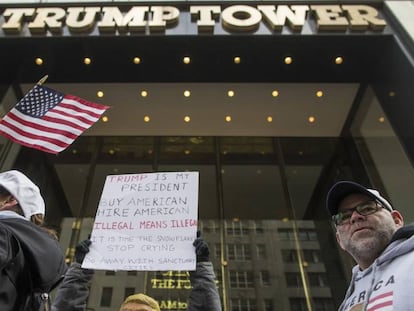 Manifestantes frente a la Torre Trump de Nueva York.