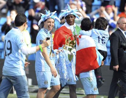 Samir Nasri y Mario Balotelli celebran el título de liga de la Premier League