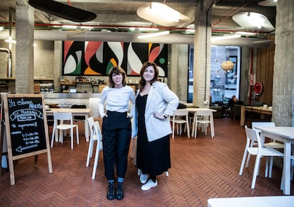 Las socias Elena García y María Álvarez en el restaurante La Francachela de MediaLab Prado que ha implantado la jornada de cuatro días. ÁLVARO GARCÍA