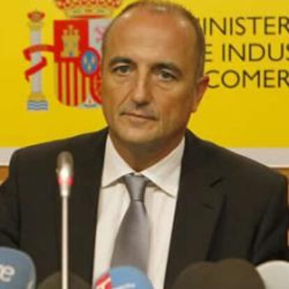El ministro de Industria, Miguel Sebastián , durante la rueda de prensa en la que ha anunciado hoy la ampliación de las ayudas del Plan 2000 E para la compra de automóviles