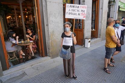 Una vendedora se manifiesta en el Rastro el pasado mes de julio.