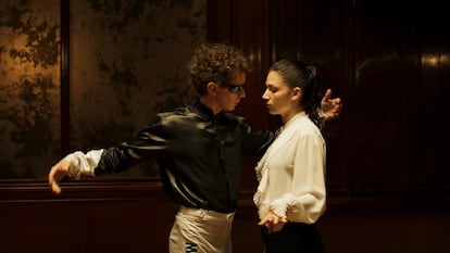 Nahuel Pérez Biscayart y Úrsula Corberó, en 'El jockey'.