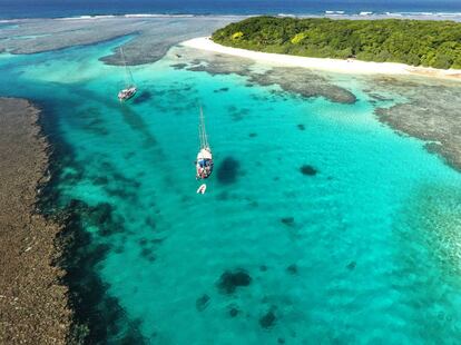 Veleros anclados frente a la isla de Manihiki.