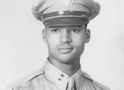 Charles McGee en su época de joven aviador de Tuskegee.