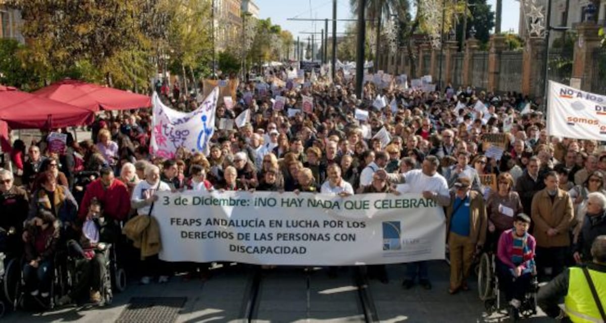 Miles de personas protestan en Sevilla contra el recorte en servicios ...