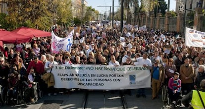 Miles de personas protestan en Sevilla por los recortes en los servicios sociales coincidiendo con el D&iacute;a de las Personas con Discapacidad. 