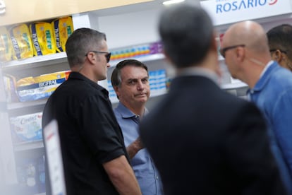 O presidente do Brasil, Jair Bolsonaro, é visto em uma farmácia em Brasília nesta sexta-feira.