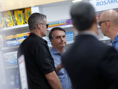 O presidente do Brasil, Jair Bolsonaro, é visto em uma farmácia em Brasília nesta sexta-feira.