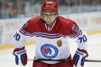 Putin durante un partido amistoso entre aficionados y estrellas del hockey sobre hielo celebrado en Sochi en mayo de 2015.