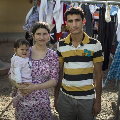 "Nuestra hija nació en Marruecos, de camino a España", cuentan Mohammed, de 25 años, y Rania, de 19 años. "Salimos hace dos años de Siria porque las bombas destrozaron nuestra casa. Hemos perdido a muchos familiares. Si no hubiese sido por la guerra, jamás hubiésemos huído, allí vivíamos bien”.