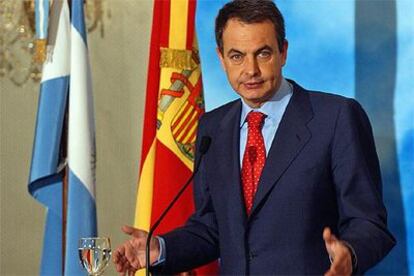 Rodríguez Zapatero responde a las preguntas durante la rueda de prensa ofrecida hoy en Buenos Aires.