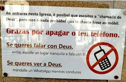 Cartel en el que el párroco pide que se apague el teléfono móvil: "Si quieres hablar con Dios, busca un lugar tranquilo y habla con él; si quieres ver a Dios, mándale un whatsapp mientras conduces".