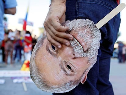 Un manifestante pasea una máscara con la cara de Lula