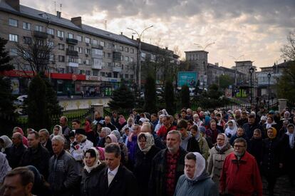 Procesión para celebrar la Pascua ortodoxa en la ciudad de Zaporiyia. El papa Francisco pidió este domingo valentía para que todo el mundo defienda la paz en Ucrania e hizo un llamamiento a los líderes políticos, sin nombrar directamente a ninguno, tampoco al presidente ruso, Vladímir Putin, para que escuchen a la gente, que quiere el fin del conflicto.