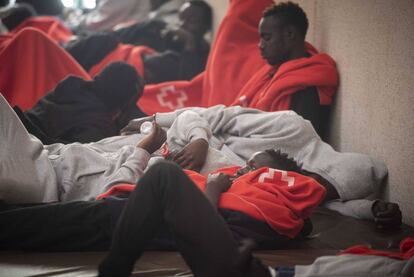 Inmigrantes en el polideportivo de Tarifa, Cádiz.