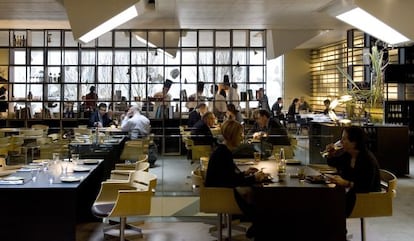Los espacios Roca Bar y restaurante Roca Moo en el hotel barcelonés Omm.