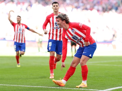 Griezmann se señala el pie derecho, en el que tiene inflamado el tobillo y con el que marcó el tercer gol del Atlético.