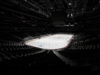 A Arena Capital One, casa do time de hóquei Washington Capitals NHL vazia no dia 12 de março. A liga seguiu a orientação da NBA e suspendeu todos os jogos.