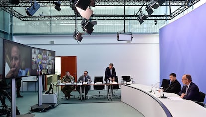El canciller alemán, Friedrich Merz (a la derecha del todo) y el presidente ucranio, Volodímir Zelenski, sentado a su lado, participan desde Berlín en la cumbre por videoconferencia entre líderes europeos y el presidente de EE UU, Donald Trump, este jueves.