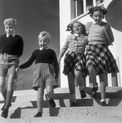 Desde la izquierda, el rey Juan Carlos, Alfonso (1941-1956), Margarita (Roma, 1939) y Pilar (Cannes, 1936), en Estoril (Portugal) en 1947. La imagen de estos niños bajando alegres unas escaleras oculta dos desgracias, la temprana muerte de Alfonso en un accidente con un arma en 1956 y la ceguera de nacimiento de la hermana pequeña, Margarita.